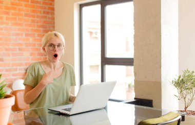 Şok olmuş ve ağzı açık, kendini işaret eden güzel bir öğrenci.