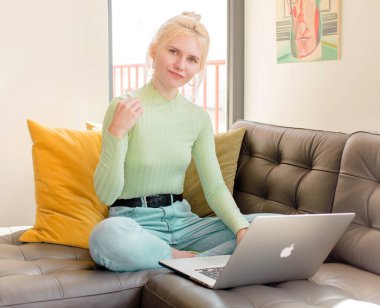 Güzel kız kibirli, başarılı, pozitif ve gururlu görünüyor, kendini gösteriyor.