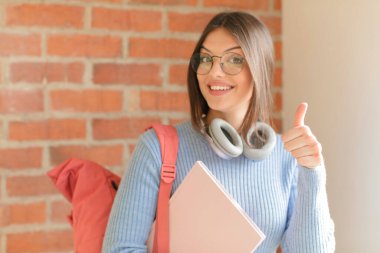 Güzel bir öğrenci gururlu, tasasız, kendinden emin ve mutlu, olumlu gülümsüyor.