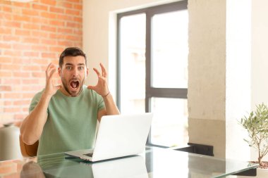 Yakışıklı adam elleri havada bağırıyor, öfkeli, sinirli, stresli ve üzgün.