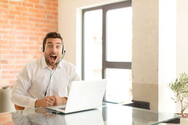 Yakışıklı pazarlamacı şok olmuş ya da şaşırmış görünüyor, ağzı açık bir şekilde 