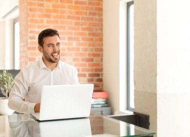 Yakışıklı iş adamı, neşeli, kaygısız, asi tavırlı, şakacı ve dilsiz, eğlenen