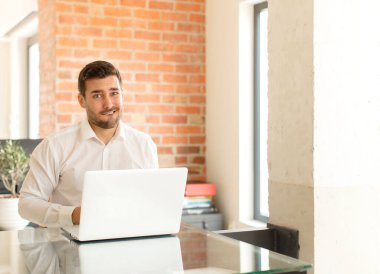 Yakışıklı işadamı şaşırmış ve kafası karışmış görünüyor. Sinirli bir hareketle dudağını ısırıyor. Sorunun cevabını bilmiyor.