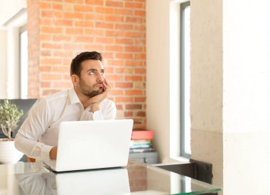 Yakışıklı iş adamı sıkılmış, hayal kırıklığına uğramış ve uykulu hissediyor. Yorucu, sıkıcı ve can sıkıcı bir işin ardından, el ele tutuşarak.