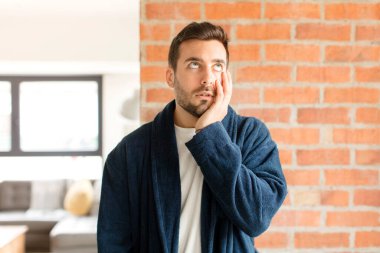 Yakışıklı adam sıkılmış, hayal kırıklığına uğramış ve uykulu. Yorucu, sıkıcı ve can sıkıcı bir işten sonra, el ele tutuşarak.