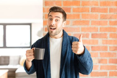 Yakışıklı, gururlu, tasasız, kendinden emin ve mutlu, olumlu gülümseyen bir adam.