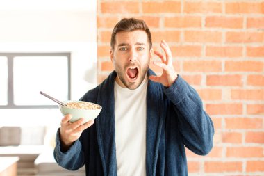 Yakışıklı adam elleri havada bağırıyor, öfkeli, sinirli, stresli ve üzgün.