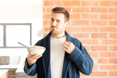 Yakışıklı adam kibirli, başarılı, pozitif ve gururlu görünüyor, kendini gösteriyor.