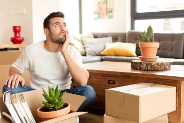 Yakışıklı adam sıkılmış, hayal kırıklığına uğramış ve uykulu. Yorucu, sıkıcı ve can sıkıcı bir işten sonra, el ele tutuşarak.