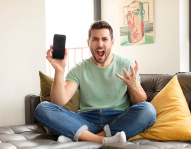 Yakışıklı adam sinirli, sinirli ve hayal kırıklığına uğramış görünüyor. Senin neyin var? 