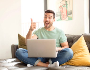 Yakışıklı, gururlu, tasasız, kendinden emin ve mutlu, olumlu gülümseyen bir adam.