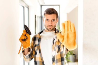 Becerikli, ciddi, sert, hoşnutsuz ve kızgın görünüyor. Avuç içinin açık olması jesti durduruyor.