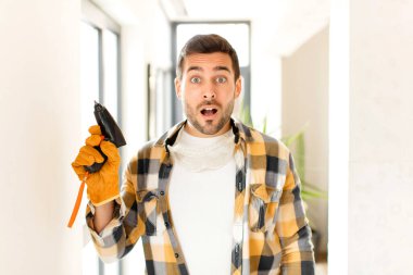 Becerikli adam çok şaşırmış ya da şaşkın bakıyor, ağzı açık 