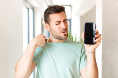 Yakışıklı bir adam stresli, endişeli, yorgun ve hayal kırıklığına uğramış, gömleğini çekiştirmiş, sorunlu görünüyor.