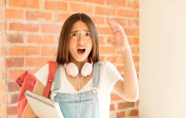 Eller havada bağırmak, öfkeli, sinirli, stresli ve üzgün hissetmek.