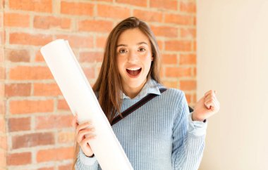 Güzel mimar şaşkın, heyecanlı ve mutlu hissediyor, gülüyor ve başarıyı kutluyor, vay canına diyor.!