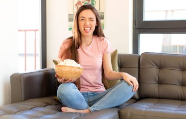 Neşeli, kaygısız, asi tavırlı, şakacı ve dilsiz, eğlenen