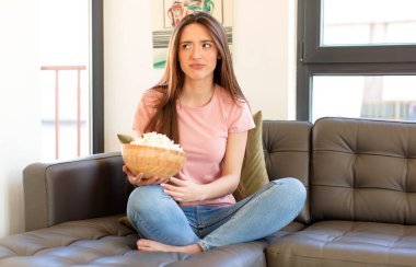 Üzgün, üzgün ya da kızgın hissediyorum ve olumsuz bir tavır takınıyorum, anlaşmazlık içinde kaşlarımı çatıyorum.