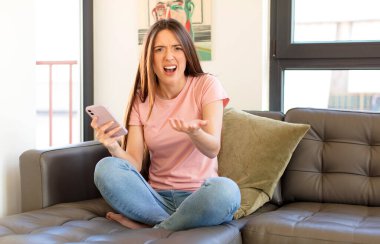 Güzel bir kadın sinirli, sinirli ve hayal kırıklığına uğramış görünüyor. Senin neyin var? 