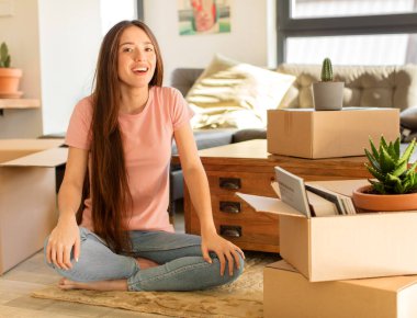 Güzel bir kadın mutlu ve hoş bir şekilde şaşırmış görünüyor. Büyülenmiş ve şok olmuş bir ifadeyle heyecanlanıyor.