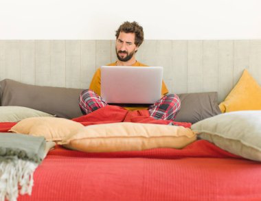 Genç sakallı adam üzgün, üzgün ya da kızgın ve olumsuz bir tavır takınıyor, anlaşmazlıkla kaşlarını çatıyor.