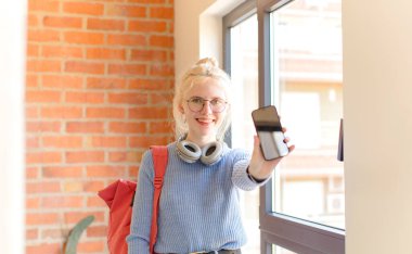 Üniversitede güzel bir kız öğrenci.