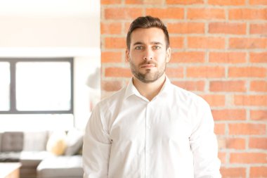 Evdeki genç yakışıklı adam.