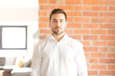 Evdeki genç yakışıklı adam.