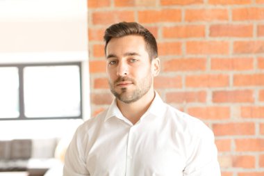 Evdeki genç yakışıklı adam.