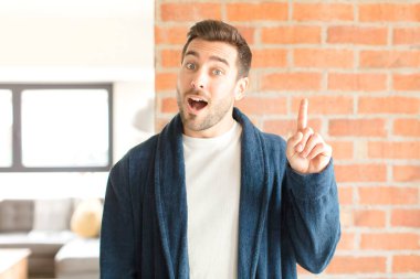 Evdeki genç yakışıklı adam. 