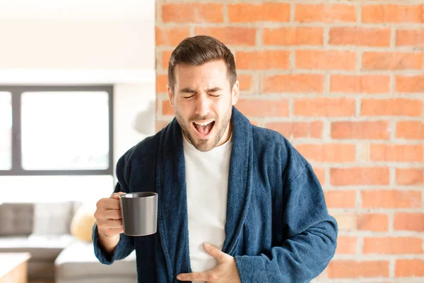 Hombre Guapo Riendo Voz Alta Alguna Broma Hilarante Sintiéndose Feliz — Foto de Stock