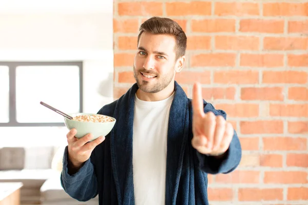 Homem Bonito Sorrindo Orgulhosamente Confiantemente Fazendo Pose Número Triunfante Sentindo — Fotografia de Stock