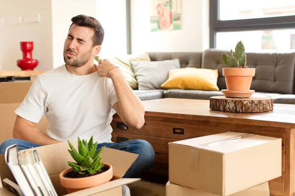 Hombre Guapo Sentirse Estresado Ansioso Cansado Frustrado Tirando Del Cuello — Foto de Stock