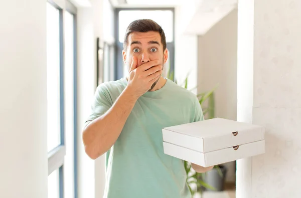 Stilig Man Täcker Munnen Med Händer Med Ett Chockat Överraskande — Stockfoto