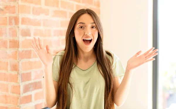 Mulher Bonita Sentindo Feliz Animado Surpreso Chocado Sorrindo Surpreso Com — Fotografia de Stock