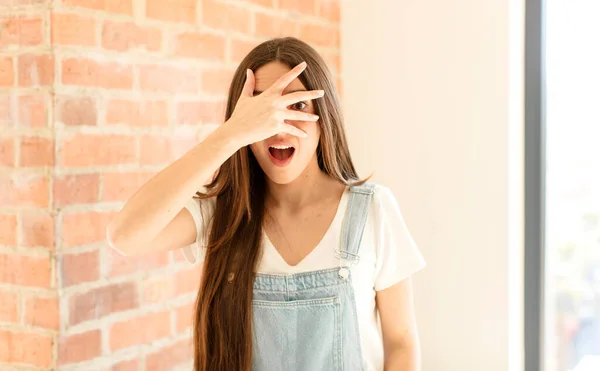 Vacker Kvinna Ser Chockad Rädd Eller Skräckslagen Täcker Ansiktet Med — Stockfoto