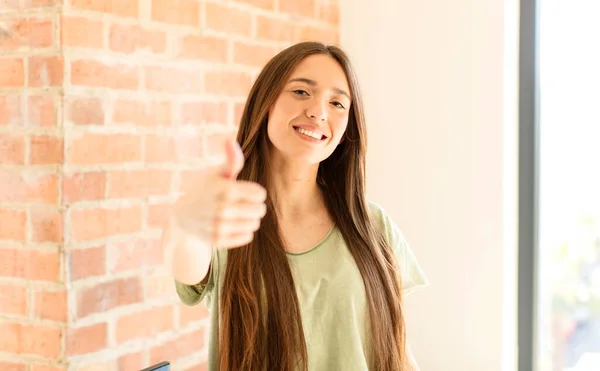 Mujer Bonita Sintiéndose Orgullosa Despreocupada Segura Feliz Sonriendo Positivamente Con —  Fotos de Stock