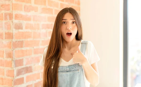 Mujer Bonita Mirando Sorprendido Sorprendido Con Boca Abierta Apuntando Mismo —  Fotos de Stock