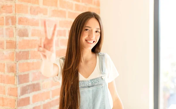 Mooie Vrouw Glimlachen Kijken Gelukkig Zorgeloos Positief Gebaren Overwinning Vrede — Stockfoto