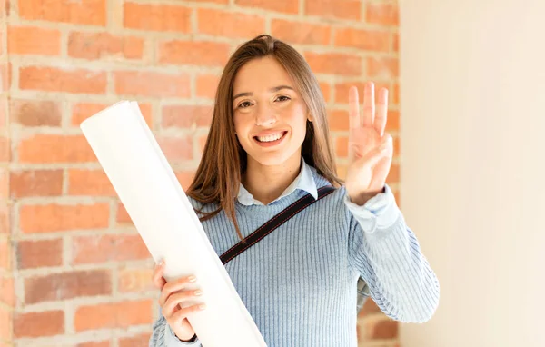 Mooie Architect Lacht Ziet Vriendelijk Uit Toont Nummer Drie Derde — Stockfoto