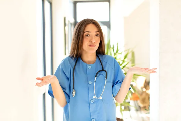 Pretty Nurse Feeling Puzzled Confused Doubting Weighting Choosing Different Options — Stock Photo, Image