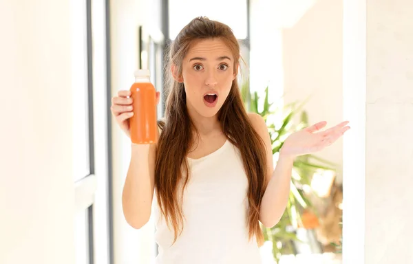 Mooie Vrouw Open Mond Verbaasd Geschokt Verbaasd Met Een Ongelooflijke — Stockfoto