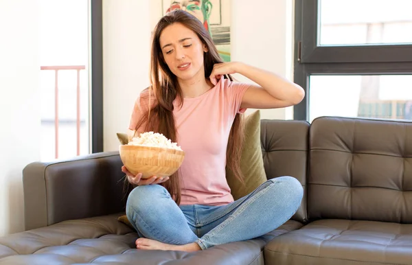 Stresli, endişeli, yorgun ve hayal kırıklığına uğramış, gömleğini çekmiş, sorunlu görünüyor.