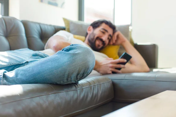 Joven Barbudo Descansando Sofá Con Smartphone — Foto de Stock