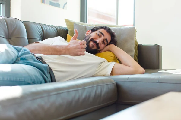 Joven Barbudo Descansando Sofá — Foto de Stock