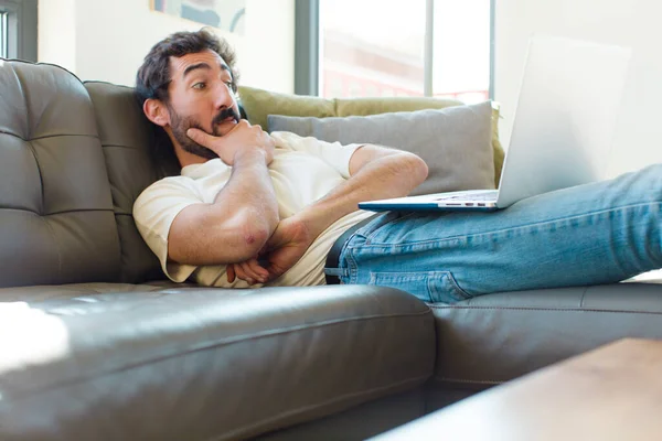 Joven Barbudo Descansando Sofá Con Portátil — Foto de Stock