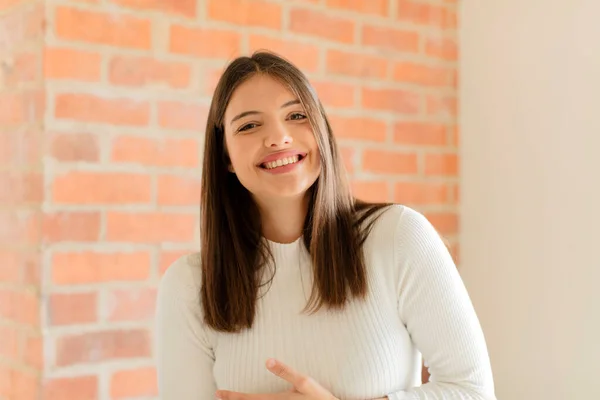 Giovane Donna Ridendo Alta Voce Qualche Battuta Esilarante Sentirsi Felici — Foto Stock