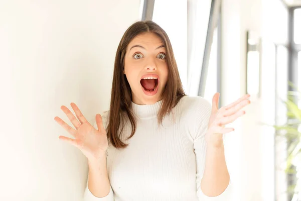 Mujer Bonita Sintiéndose Feliz Emocionada Sorprendida Sorprendida Sonriendo Asombrada Por —  Fotos de Stock