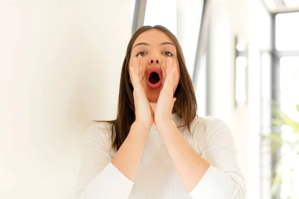 Bella Donna Sentirsi Felice Eccitato Positivo Dando Grande Grido Con — Foto Stock