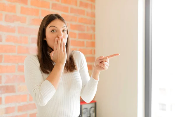 Giovane Donna Sentirsi Felice Scioccato Sorpreso Coprendo Bocca Con Mano — Foto Stock